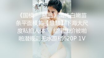 开个情趣房自拍女友吃鸡鸡