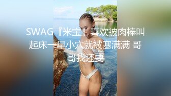 土豪小哥双飞两个极品尤物，黑丝女仆情趣诱惑，淫声荡语深喉大鸡巴舔逼，享受两个骚逼的服务，无套内射好骚