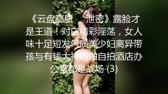 偷窥家庭一家三口，妈妈洗完澡披着浴巾出来，父子俩集中精神玩电脑，妈妈挺开放啊，当着面擦干奶子淫穴，胸罩都不穿！