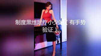 高颜值美少妇两男一女3P啪啪大战 上位骑乘大力猛一个干完再换另一个 很是诱惑喜欢不要错过