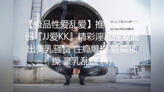 红发黑妞一脸享受的吃着弯曲的大鸡鸡