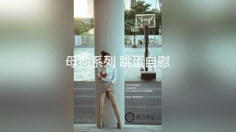 熟女妈妈吃鸡吃精 这个妈妈很有味道 吃的那么认真 爱的那么心疼 最后还要把儿子鸡鸡用嘴清理干净