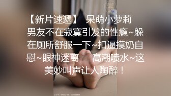 颜值还不错的小少妇全程露脸激情大秀，对着镜头道具不停抽插骚穴，搞的骚逼直流水浪叫呻吟不断，表情好骚啊