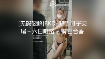  熟女骚逼就是欠操无套被大屌男狠狠打桩，几分钟就白浆流出，精液射一逼