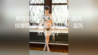 【新片速遞】 猥琐大叔上下其手偷拍漂亮美女销售的奶子和裙底