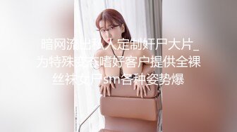   熟女阿姨偷情老外 又舔又亲 被无套输出 完事还送阿姨一条裙子 非常开心