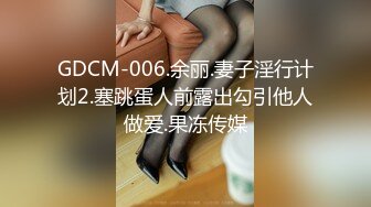  小女仆被主人压在沙发上后入，特意给黑丝脚底板来个特写！