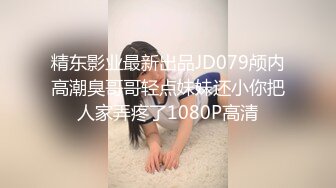   短发人妻母狗少妇，束缚着骚奶子让大哥后入草屁股，自己舔着假鸡巴呻吟诱惑狼友