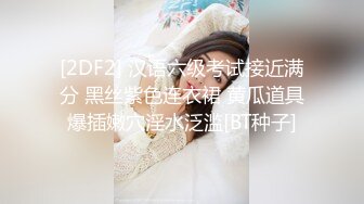 门缝下偷窥隔壁合租小嫂子想香香