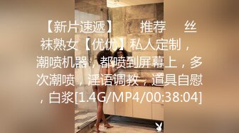 娃娃脸美女穿着黑丝露出了娃娃一样的无毛嫩B，我很想变成她手上那个黑屌