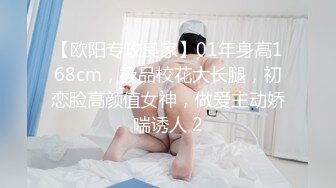 夏天穿短裤的女孩露美腿总是吸引人，这不跟随一美腿姑娘去嘘嘘，尿液真是清澈 矿泉水似的，阴穴随着尿液长得开开！