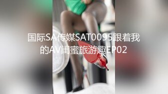  丝袜女仆情趣装颜值不错很嫩小少妇激情3P，伺候两个小哥哥主动上位抽插嘴里还叼着大鸡巴