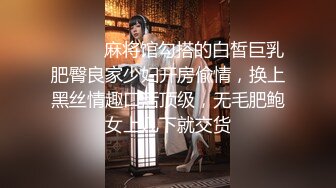 这美女也太牛了吧 当这么多人面撒尿，完全无视路人存在啊