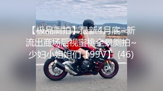 不懂事的小妹妹在上铺偷拍妈妈跟后爹和他朋友玩3P游戏，淫乱不堪的画面各种姿势的爆草抽插，自己受不住跳弹自慰