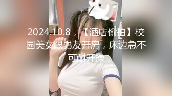 婚纱影楼化妆师给新娘子化妆,摄像的老哥在旁边拍到了新娘子胸罩里的秘密