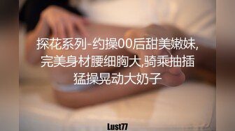 只穿着一件裹胸黑衣的性感大长腿美女 下体逼毛黑黝黝