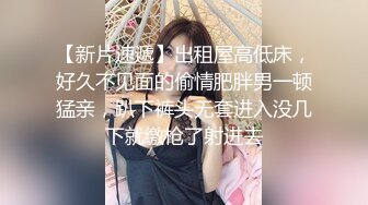 清纯眼镜双胞胎妹子单人大尺度自慰，撩起衣服露出贫乳，毛毛浓密跳蛋塞逼手指扣弄