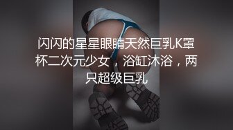 把摄像头藏在鞋子上站在试衣间门缝旁偷拍妹子换衣服