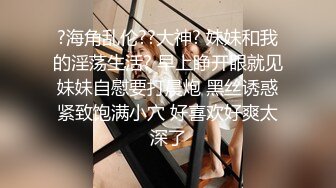 狂人直接把手机伸到高跟美女B下面对着拍B的褶子都拍的一清二楚