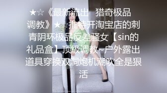    中性打扮短发酷酷美女S型翘起好身材，坐在椅子上玻璃黄瓜抽插，进进出出闭着眼睛享受