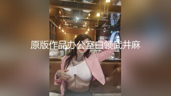  骚妇仰面躺床边舔老公大吊 老公手持自拍杆拍摄 真吊