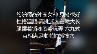 NTR绿帽大神『萤火虫』看着媳妇被单男兄弟操出白浆 真带劲，屁股撅这么高，生怕爸爸不插她！逼都被操黑了