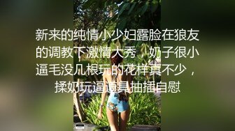 窗外偷窥丰满少妇洗澡，胸型很美很大，淋浴划过乳房流水般的水花，洗面奶洗脸 真会保养~