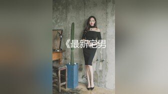 三个妹妹女女淫乱黄瓜互插尿尿，三女轮流玩弄，站在椅子上双指猛捅