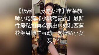 金发清纯00后嫩妹吊带黑丝格外诱人，张开双腿极品嫩穴，翘起屁股对着镜头晃动，抬起双腿肥穴看的清楚