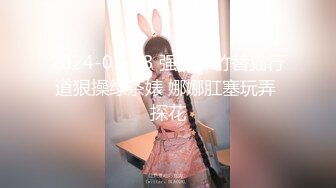 【角色扮演】Ria Kurumi 在扮演性感的傲娇角色时，被人抚摸她活泼的小屁股。她假装不喜欢，但一