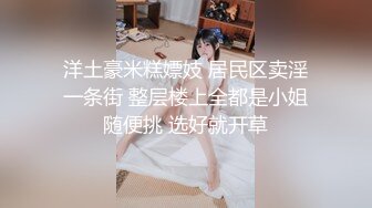 大屁股骚奶子黑丝诱惑颜值也还不错的无敌骚浪贱，让小 哥床上放肆抽插，奶子乱晃叫的骚，后入双插菊花逼逼