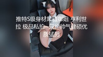 插着肛塞玩弄老婆的骚逼