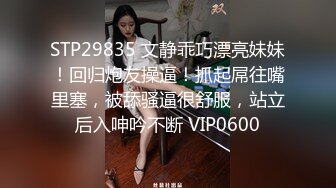 【OnlyFans】逃亡JJ爱KK，狂干群P，大型淫乱场面，两人真实夫妻，女的身材超级棒，群p的场面太过震撼 17