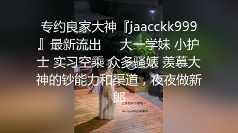 房东浴室偷窥身材不错的租房苗条白领小姐姐洗澡用换下来的衣服擦干身子