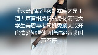 曾经的网吧公厕网红脸女王，强力回归，再现公厕4个手指插穴