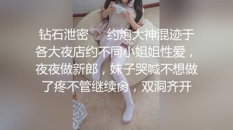 长发卷发妹子特写近景操出白浆流在蛋蛋上后入蜜桃臀，叫声淫荡