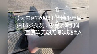   酒店大圆红床拔完火罐的小哥和漂亮女友一边看鬼片一边啪啪