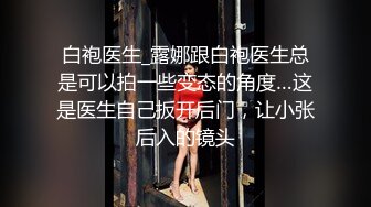 尾随妹子进女厕偷窥为了拍脸被眼镜美女发现了仔细观摩好一会儿，幸好没有喊人！