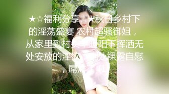  淫娃女友黑丝情趣全程露脸跟狼友发骚互动，主动扒下男友的裤衩舔弄大鸡巴吸蛋蛋