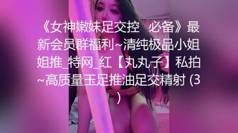 甜美骚妹子全程露脸深夜销魂，很会勾搭狼友揉奶玩逼，掰开小穴看特写好嫩好紧，自慰逼逼自己舔淫水样子好骚