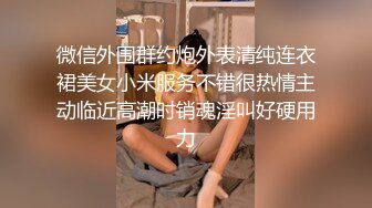 笑容很灿烂的漂亮小姐姐 拿着手机播放A片，声音很大 和男友一起看 忍不住抚摸对方 互啃进入状态