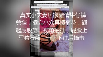 户外裸奔女神露脸跟小哥燃情户外啪啪，听狼友指挥脱光口交大鸡巴舔蛋蛋，车内放肆蹂躏抽插，内射骚穴嘴舔干净