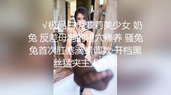 屌丝门缝下偷窥女邻居洗澡在手淫❤️故意压着嗓子淫笑了几声,妹子瞬间动作僵硬住了